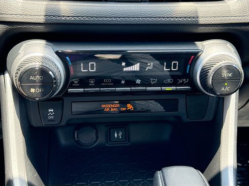 Used 2019 Toyota RAV4 XLE FWD image 34