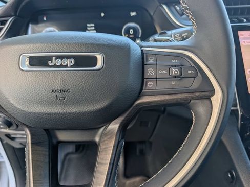 Used 2023 Jeep Grand Cherokee Limited w/ Black Appearance Package AWD/4WD image 14