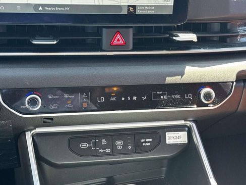 Used 2025 Kia Carnival EX FWD image 24