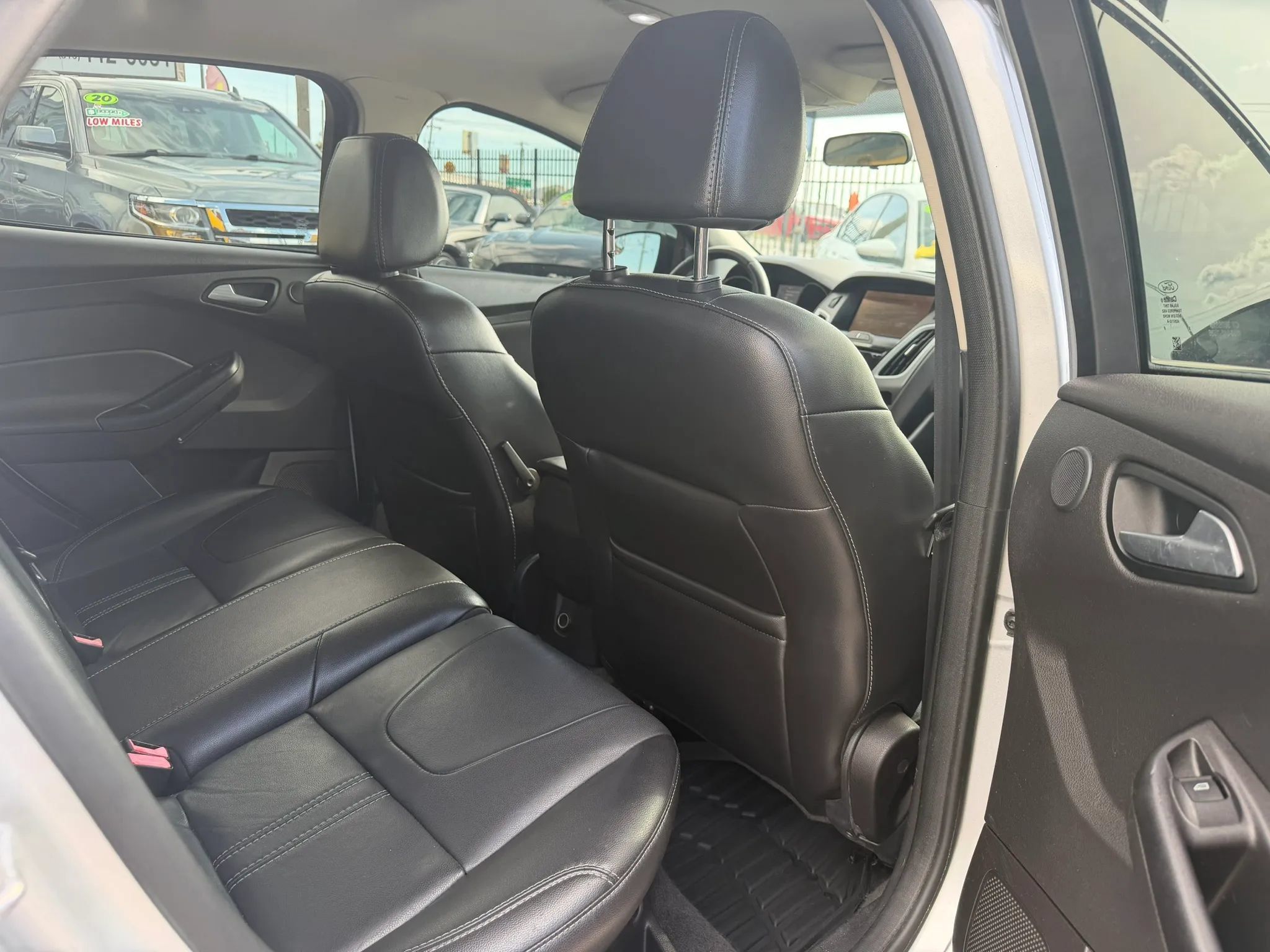 Used 2014 Ford Focus SE w/ Equipment Group 201A FWD image 12