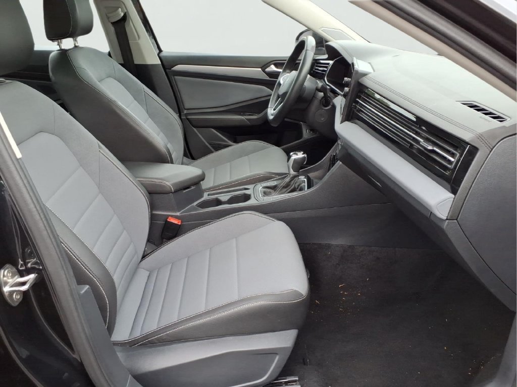 Used 2025 Volkswagen Jetta SE FWD image 36