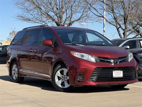 Used 2019 Toyota Sienna LE image 2