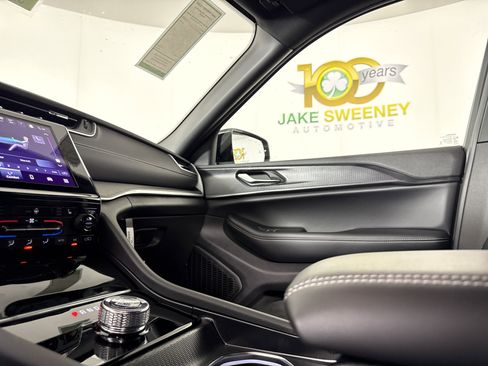 New 2025 Jeep Grand Cherokee Altitude image 28