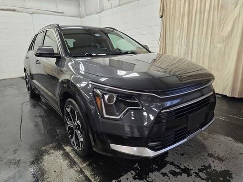 Used 2023 Kia Niro EX Touring image 3