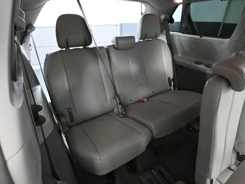 Used 2014 Toyota Sienna XLE image 39