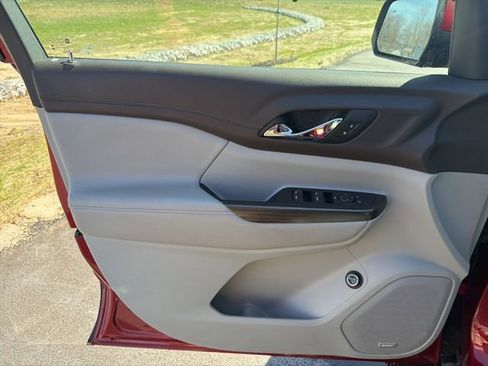 Used 2023 GMC Acadia SLT image 25