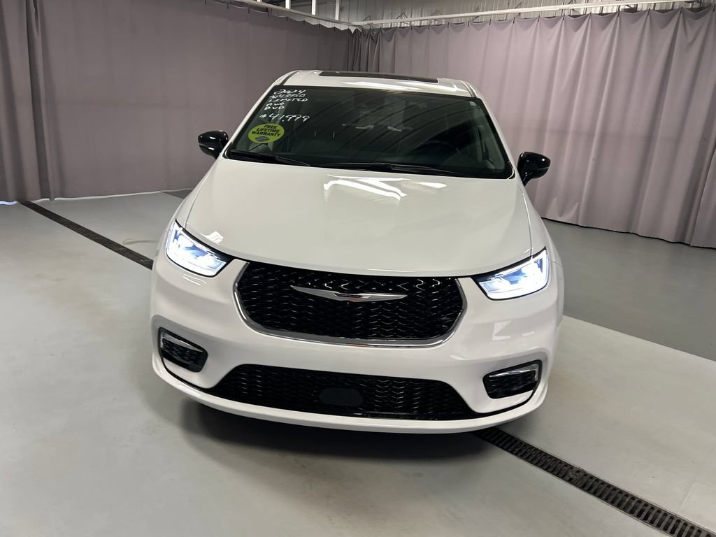 Used 2024 Chrysler Pacifica Limited w/ Uconnect Theater Family Group AWD/4WD image 2