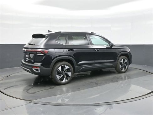 New 2026 Volkswagen Taos SE image 7