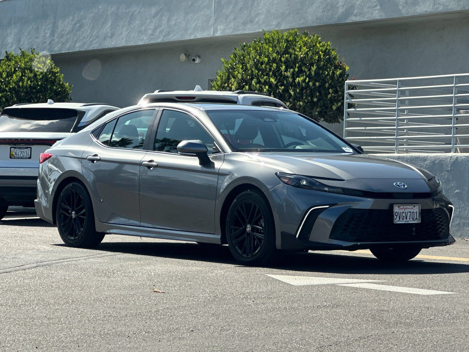 Used 2025 Toyota Camry SE w/ Convenience Package FWD image 8