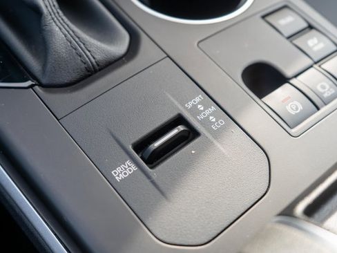 Used 2024 Toyota Highlander XLE image 39