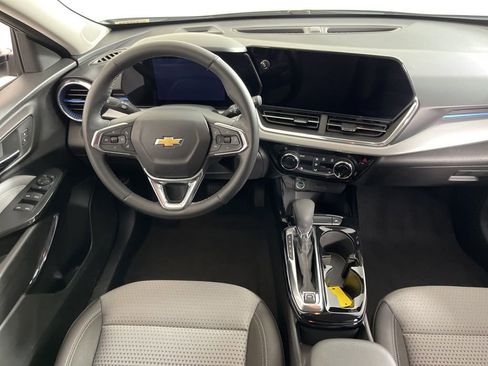 Used 2025 Chevrolet Trax LT w/ LT Convenience Package image 13