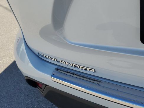 Used 2023 Toyota Highlander XLE AWD/4WD image 7