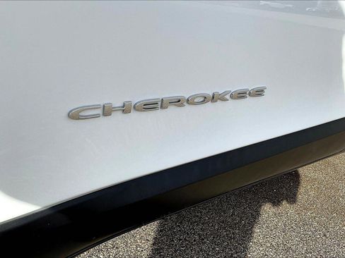 Used 2022 Jeep Cherokee Limited image 18