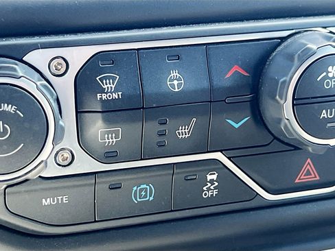 Used 2023 Jeep Wrangler Unlimited w/ Cold Weather Group image 21