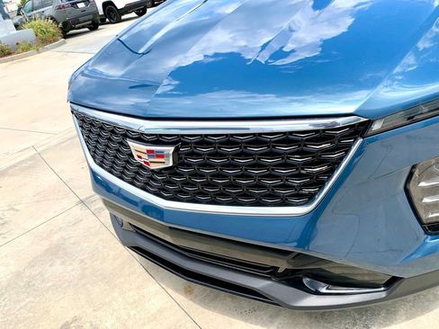 Used 2025 Cadillac XT4 Premium Luxury FWD image 2