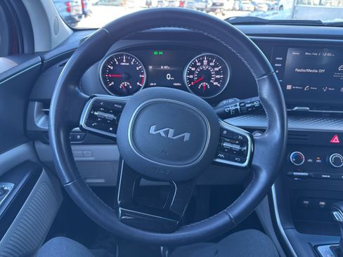 Used 2023 Kia Carnival LX image 22