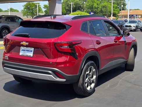 Certified 2025 Chevrolet Trax LT w/ LT Convenience Package FWD image 11