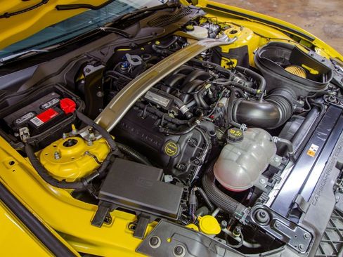 Used 2016 Ford Mustang Shelby GT350 w/ Technology Package image 29