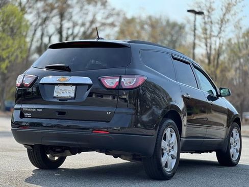 Used 2017 Chevrolet Traverse LT w/ Style and Technology Package image 5