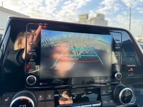 Used 2021 Toyota Highlander XLE image 4