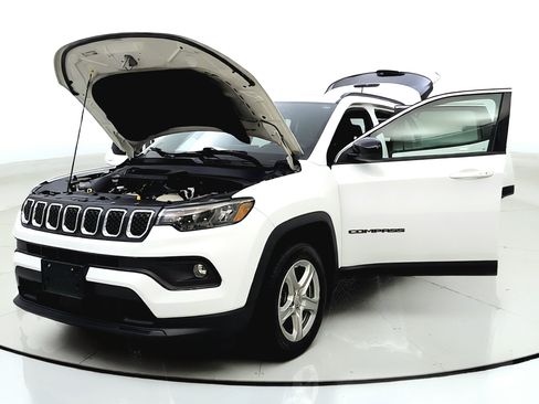Used 2023 Jeep Compass Latitude w/ Convenience Group AWD/4WD image 10