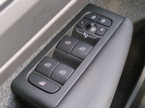 New 2025 Volvo XC40 B5 Core w/ Protection Package Premier image 23