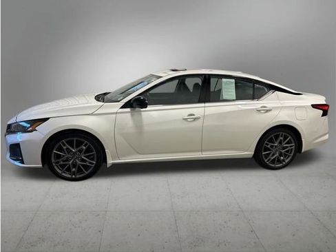 Used 2023 Nissan Altima 2.0 SR FWD image 2