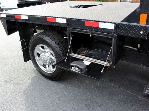 Used 2024 RAM 2500 Tradesman w/ Chrome Appearance Group image 17