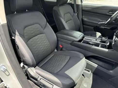 Used 2025 Nissan Pathfinder SV FWD image 31