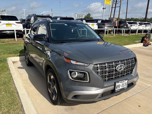 Certified 2025 Hyundai Venue Limited FWD image 3