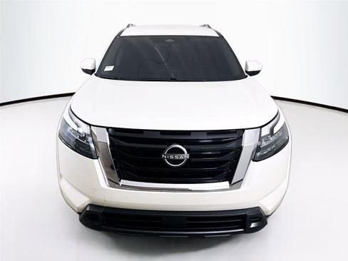 Used 2024 Nissan Pathfinder SV image 2