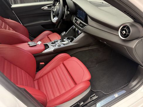 Used 2024 Alfa Romeo Giulia Veloce AWD/4WD image 22
