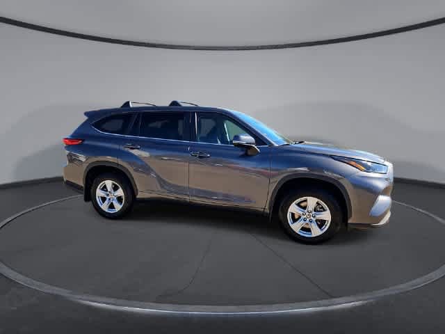 Used 2023 Toyota Highlander L FWD image 9