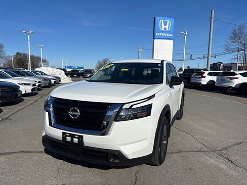 Used 2024 Nissan Pathfinder S image 1