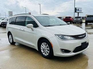 Used 2017 Chrysler Pacifica Touring-L FWD video 2
