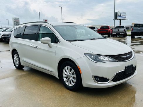 Used 2017 Chrysler Pacifica Touring-L FWD image 2