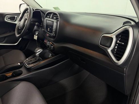 Used 2025 Kia Soul LX w/ LX Technology Package FWD image 28