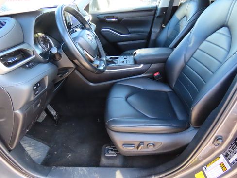 Used 2023 Toyota Highlander XLE image 40