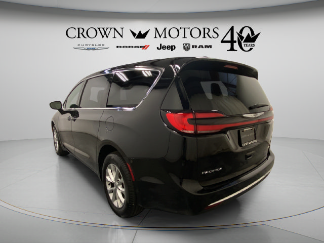 Used 2025 Chrysler Pacifica Select w/ Uconnect Theater Family Group AWD/4WD image 3