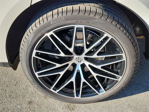 Certified 2025 Porsche Macan image 11