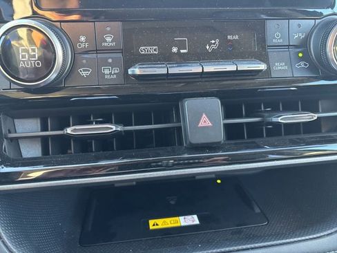 Used 2023 Toyota Highlander XLE image 12