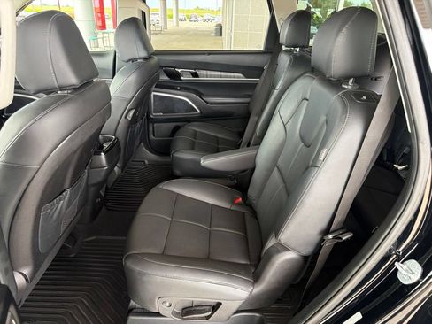 Used 2024 Kia Telluride EX w/ EX Captain's Chair Package AWD/4WD image 16