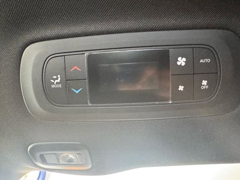 Used 2026 Chrysler Pacifica Select image 13