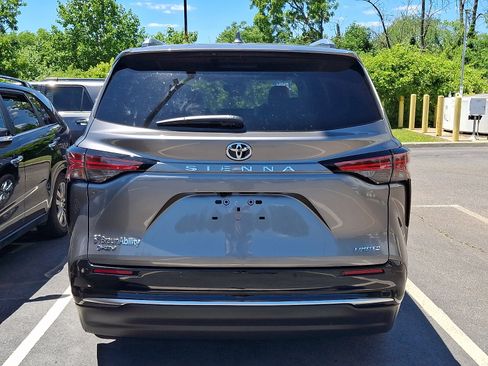 Used 2026 Toyota Sienna Limited FWD image 3