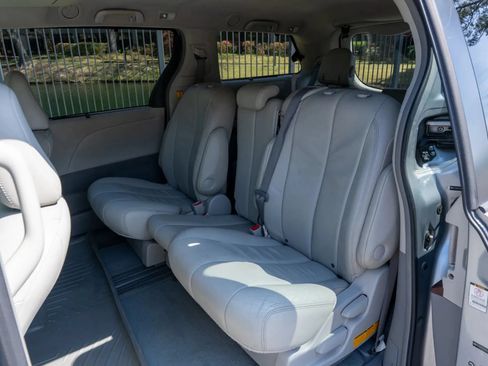 Used 2011 Toyota Sienna XLE w/ Entertainment Pkg FWD image 13