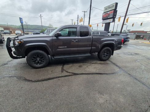 Used 2022 Toyota Tacoma SR5 w/ SR5 Appearance Package (SM) AWD/4WD image 4