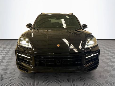 Used 2024 Porsche Cayenne AWD/4WD image 2