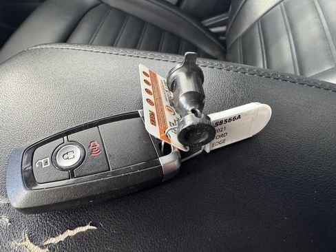 Used 2021 Ford Edge SEL FWD image 3