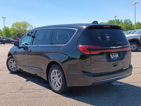 Used 2024 Chrysler Pacifica Touring-L FWD image 24