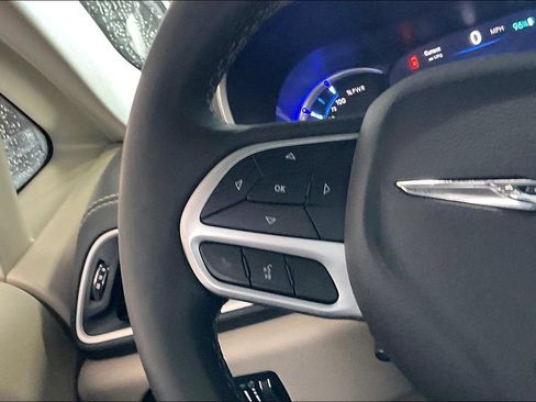 Used 2023 Chrysler Pacifica Touring-L FWD image 8
